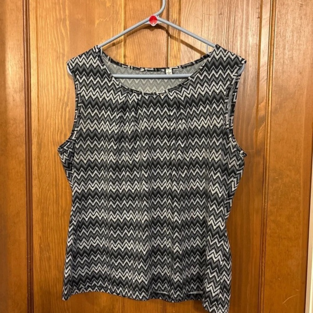 Women's Sleeveless Chevron Tank Top - Black & White